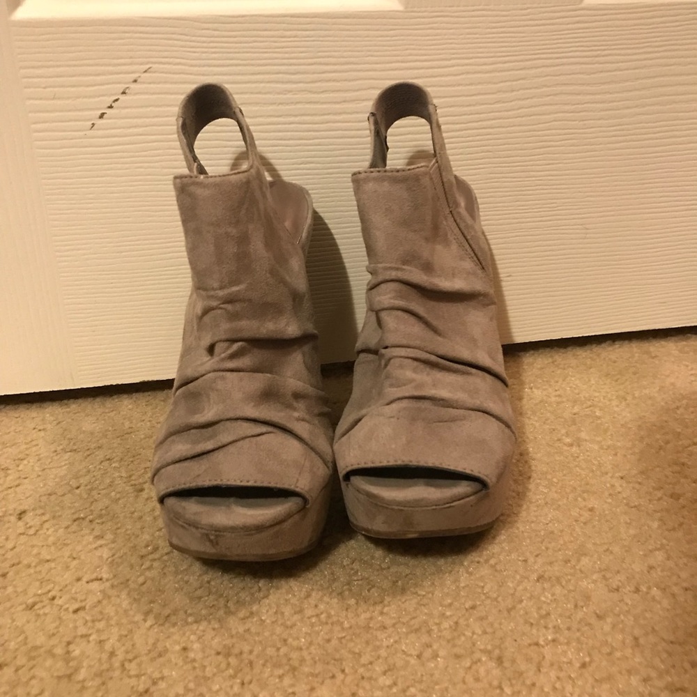 Grey wedges